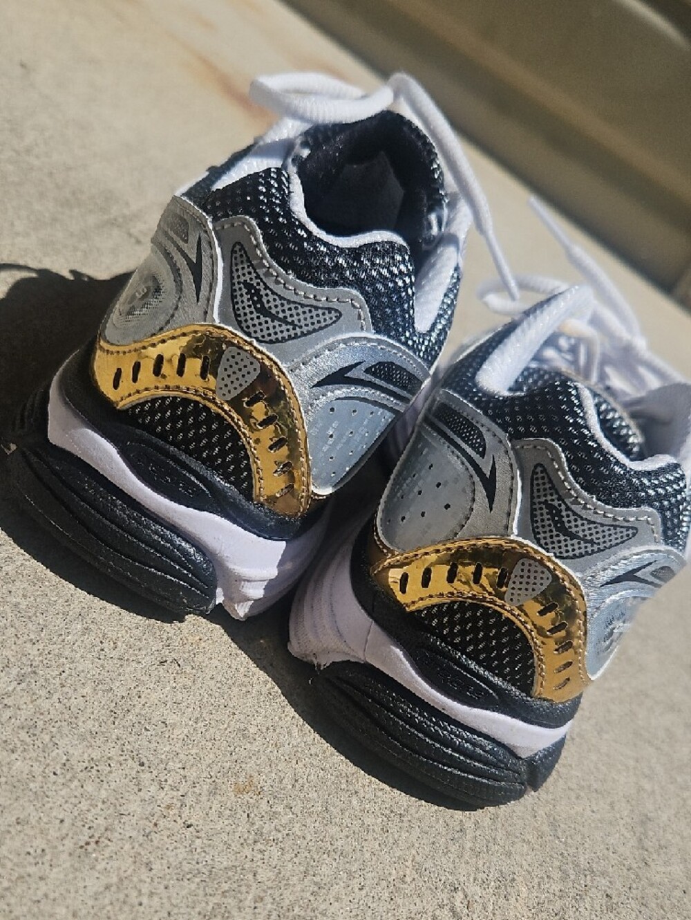 Saucony White, Silver & Gold Mesh Running Shoes M sz 6 - Picture 4 of 4